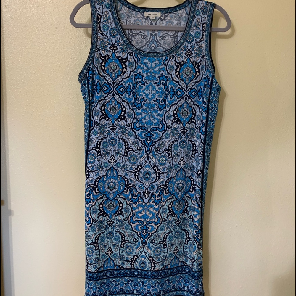 Mini dress, hits above the knee. Max Studio straight line dress.